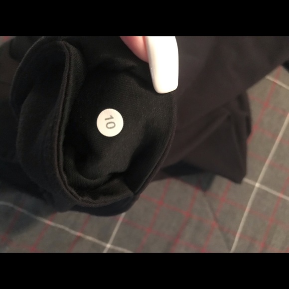 Black Lululemon Capri leggings - Picture 4 of 4